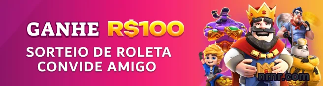 Jogador em mesa de slots diversificadas no cassino